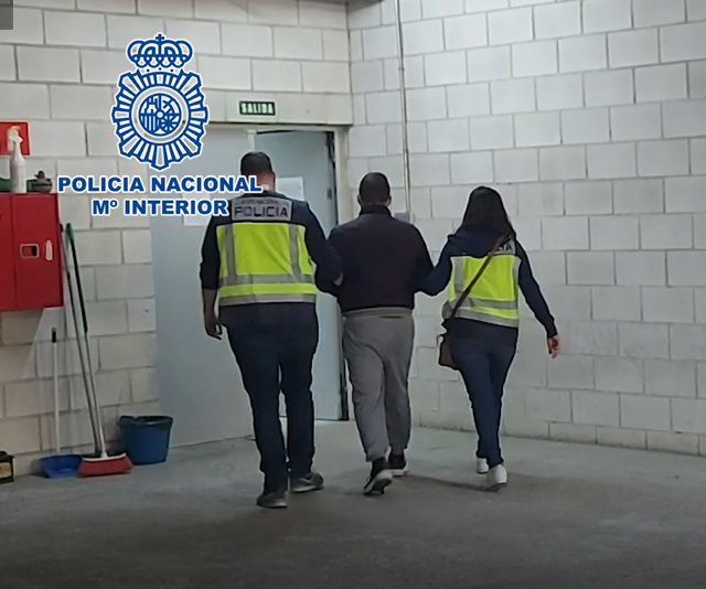 Archivo - Detenido un hombre por robar joyas en casas de ancianos simulando ser revisor de gas y una mujer por venderlas