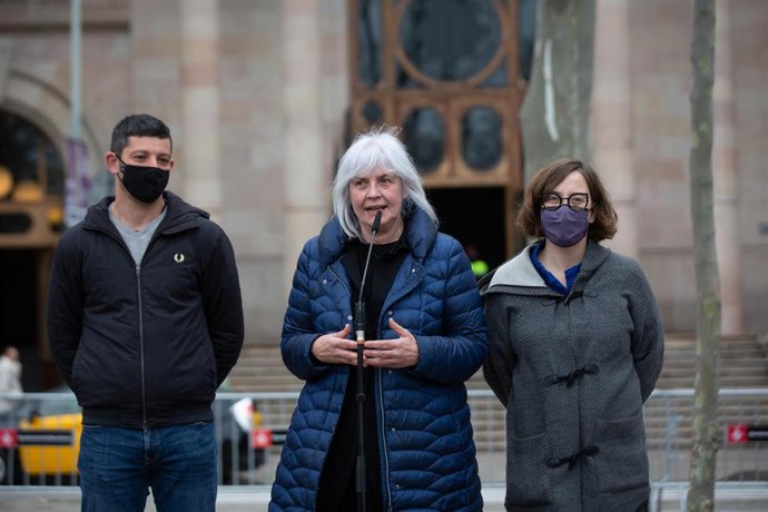 La líder de la CUP en el Parlament, Dolors Sabater, con los diputados Eullia Reguant y Xavi Pellicer ante el TSJC, donde este lunes declara la consellera Natlia Garriga.