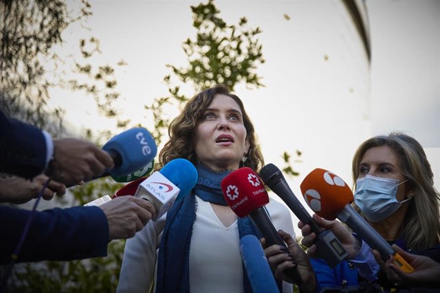 La presidenta de la Comunidad de Madrid, Isabel Díaz Ayuso, ofrece declaraciones a los medios de comunicación a su salida de la conferencia de Presidentes, en el Museo Arqueológico Benahoarita, a 13 de marzo de 2022, en Los Llanos de Aridane, La Palma, Ca