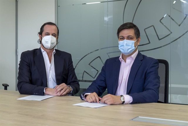 Archivo - De izquierda a derecha el doctor Álvaro Berbís, gerente de Cells IA,  y Javier Fernández, director general de Vitro.