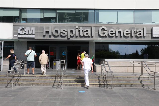Archivo - Ambiente en las inmediaciones de la puerta del Hospital de La Paz, en Madrid (España)