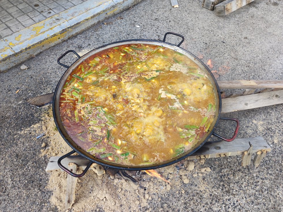 Paella valenciana a leña