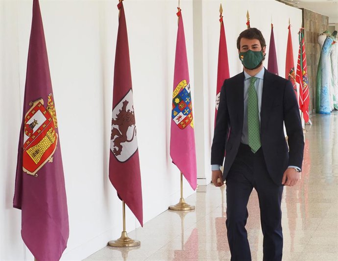 El candidato de Vox a la presidencia de las Cortes de Castilla y León, Juan García-Gallardo, a su llegada a una rueda de prensa, en las Cortes de Castilla y León, a 23 de febrero de 2022, en Valladolid, Castilla y León (España). 