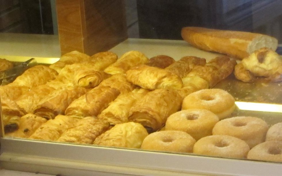 Archivo - Escaparate de una panadería