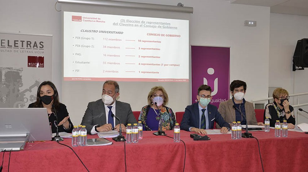 Archivo - Reunión del Claustro de la UCLM.
