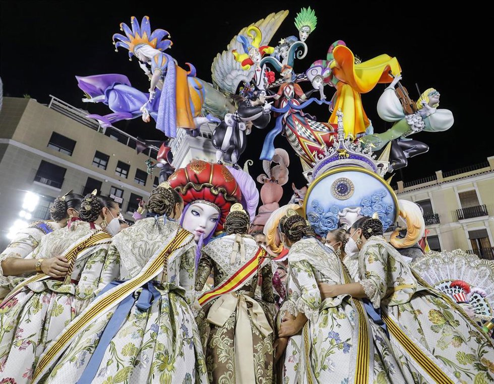Archivo - Falleras durante la concesión al premio de la mejor falla a 2 de septiembre de 2021, en Valencia, Comunidad Valenciana (España).