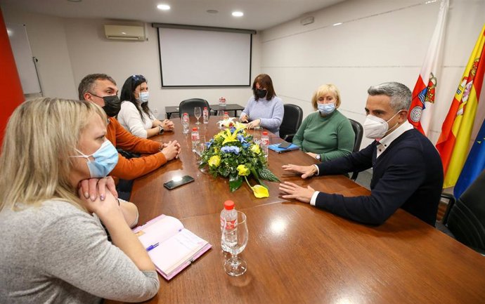 El vicepresidente de Cantabria, Pablo Zuoaga, reunido con representantes de la Asociación de Ucranianos en Cantabria OBERIG en una foto de archivo