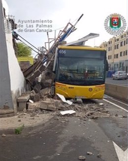 Caída de un muro sobre una guagua en Las Palmas de Gran Canaria