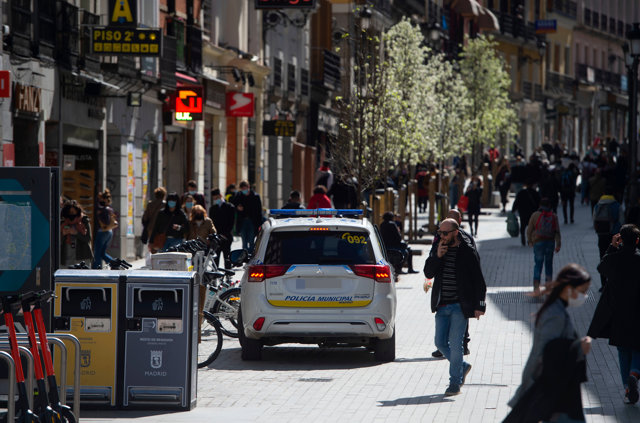 Un coche de Policía Municipal circula por el centro de Madrid, (España), a 12 de marzo de 2021.