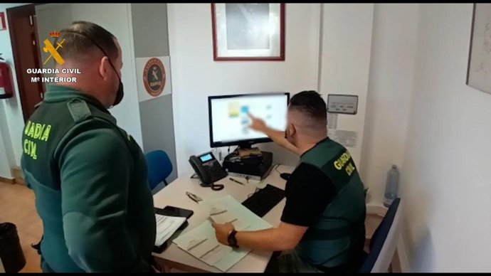 Imagen de archivo de dos agentes de la Guardia Civil