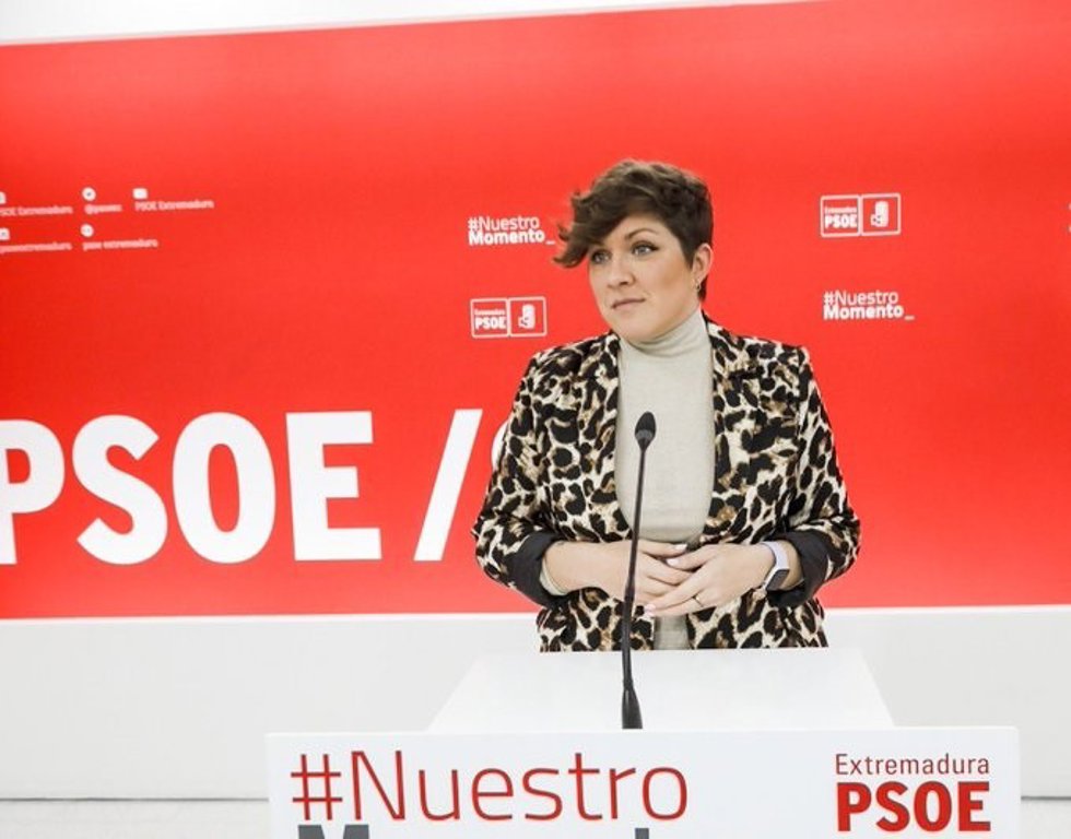 La portavoz del PSOE de Extremadura, Soraya Vega, en rueda de prensa en Mérida