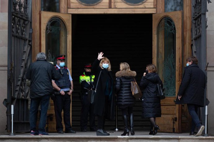 La consellera de Cultura, Natlia Garriga, saluda a su llegada al Tribunal Superior de Justicia de Cataluña (TSJC) para declarar como investigada por los preparativos del 1-O, a 14 de marzo de 2022, en Barcelona, Cataluña (España). Garriga se sienta en 