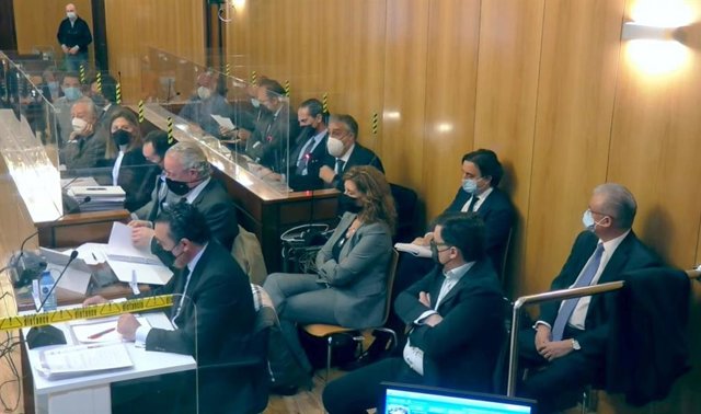 Parte de los acusados durante el juicio iniciado este lunes en la Audiencia de Valladolid por el denominado caso de 'La Perla Negra'.