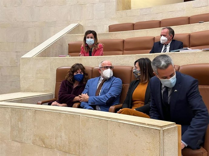 El consejero de Sanidad, Miguel Rodríguez, asiste al que puede ser su último Pleno del Parlamento tras conocerse su decisión de