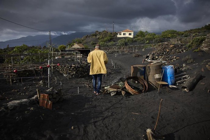 El residente de la Palma Manuel, de 66 años, en las inmediaciones de su casa, en Tacande, a 25 de febrero de 2022, en El Paso, La Palma, Canarias (España). 