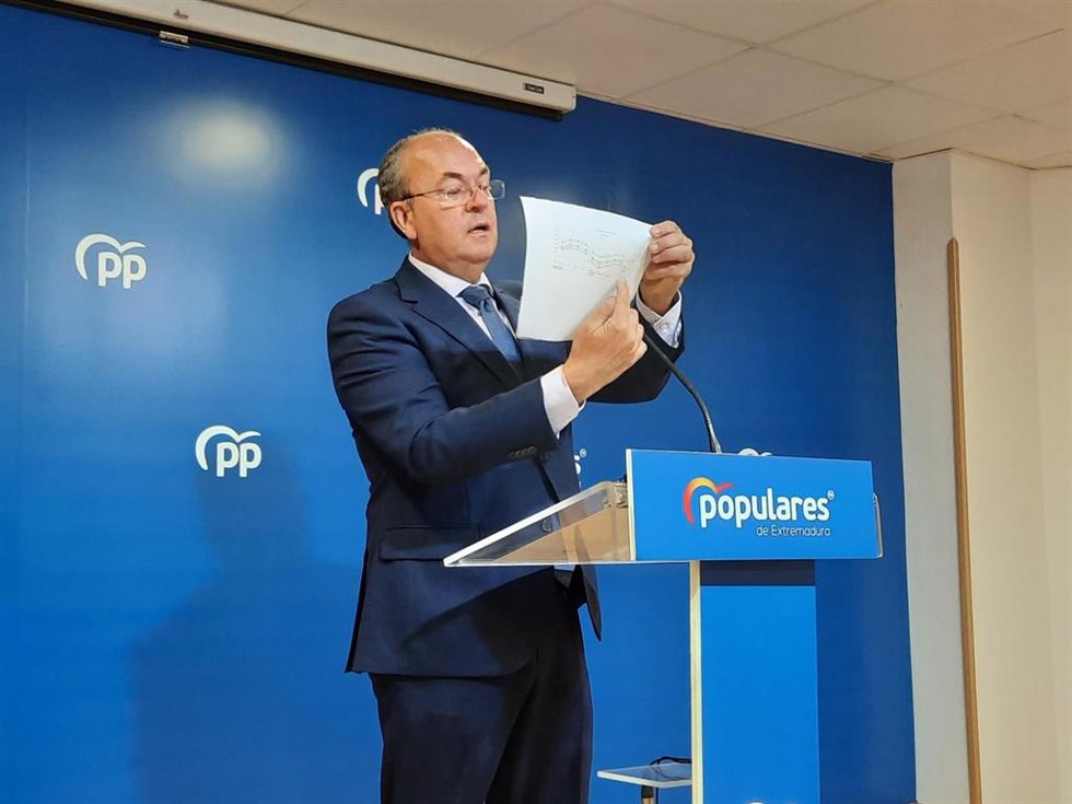 El presidente del PP de Extremadura, José Antonio Monago, muestra en rueda de prensa gráficos sobre escalada de precios