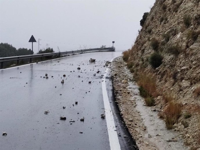 Desprendimientos de piedras de una ladera en una carretera provincial de Málaga
