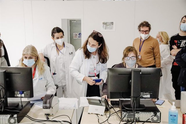 Varios sanitarios esperan la llegada en un autobús desde Polonia de refugiados ucranianos, en el Hospital de Emergencias Enfermera Isabel Zenda