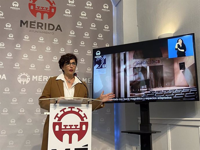 La delegada de Diversidad Funcional del Ayuntamiento de Mérida, Susana Fajardo, en rueda de prensa