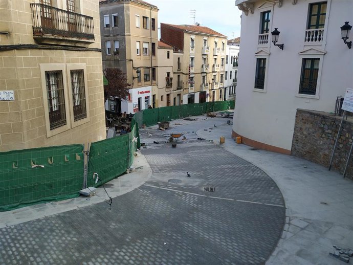 Obras en la Gran Vía de Cáceres para hacer una plataforma única