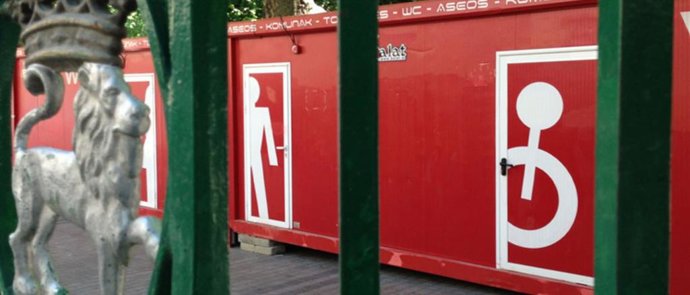 Imagen de unos aseos habilitados para las fiestas de San Fermín