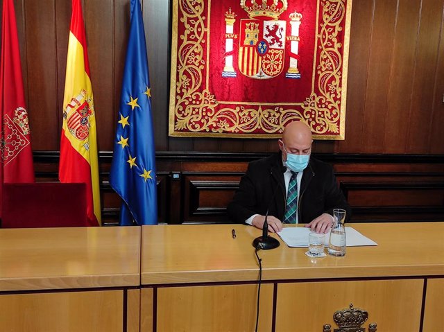 El delegado del Gobierno en Navarra, José Luis Arasti, presenta en una rueda de prensa el programa Kit Digital.