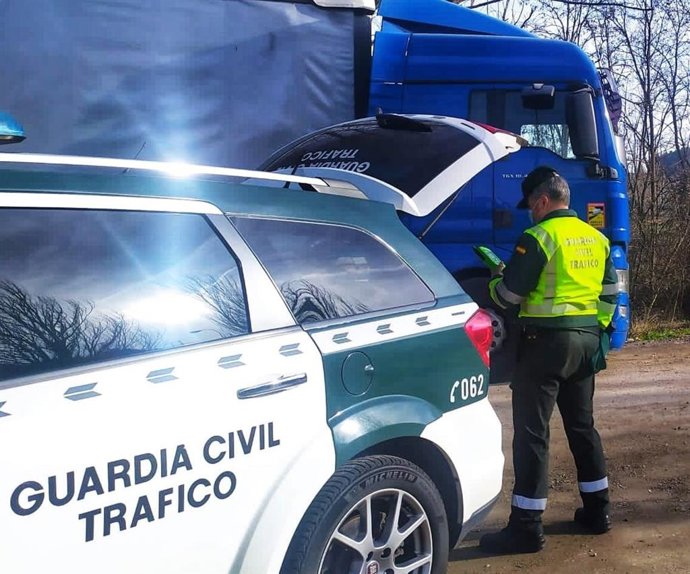 Archivo - Una patrulla de la Guardia Civil de tráfico en una imagen de archivo 