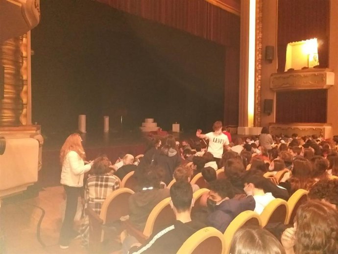 Representación en el teatro Jovellanos de la obra Edipo Rey, del Grupo Balbo Teatro del IES Puerto de Santa María, en el marco del XXV de Teatro Grecolatino