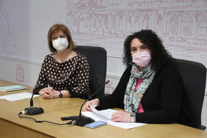 La concejal de Bienestar Social, Vera López, (d) y la jefa de Servicio, Julia Martínez Llamas, (i) durante la presentación del plazo de solicitud de la Escuela Infantil Municipal.