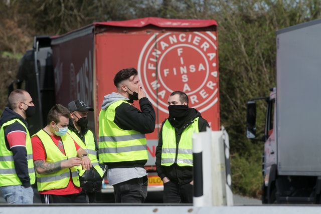 Varios transportistas participan en una huelga indefinida del transporte de mercancías, en el Polígono de O Ceao, a 14 de marzo de 2022, en Lugo, Pontevedra (España).