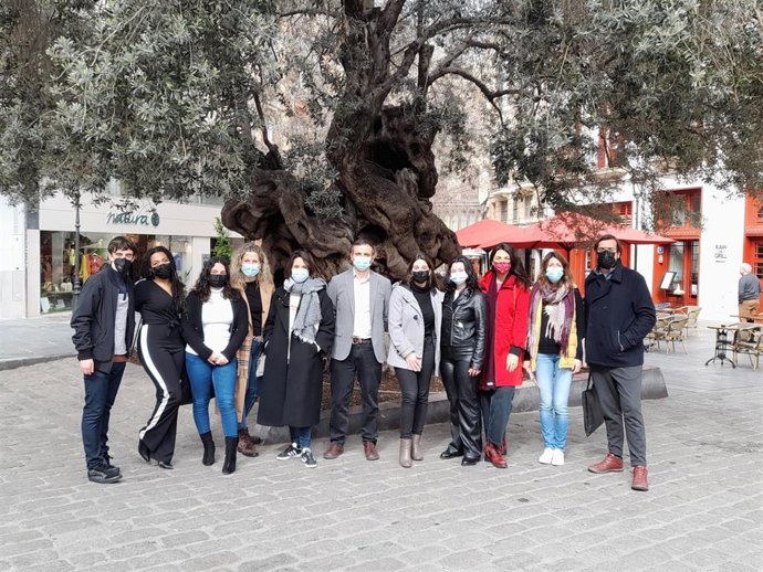 El regidor de Educación y Política Lingüística, Lloren Carrió, acompañado de técnicos del Servicio de Dinamización Lingüística y alumnos del Sant Josep Obrer.