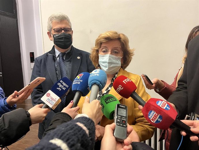 La consejera de Ciudadanía y Derechos Sociales del Gobierno de Aragón, María Victoria Broto, junto al rector de la UZ, José Antonio Mayoral.