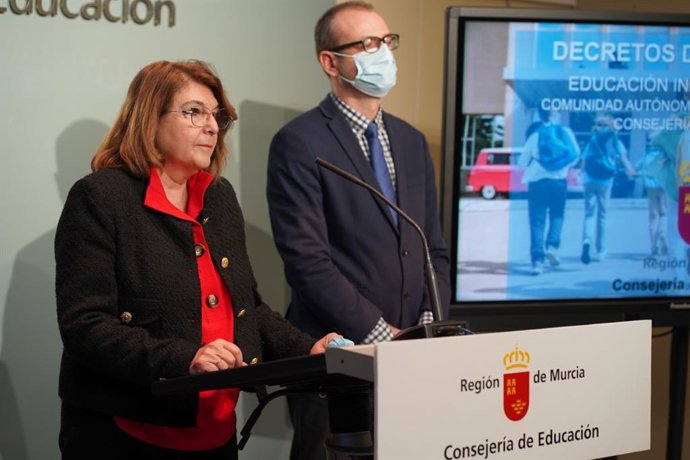 La consejera de eduación presenta las currículos educativos