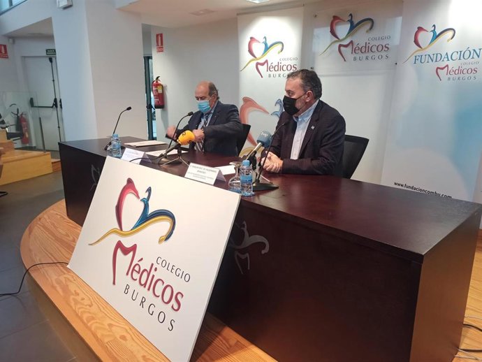 El vicepresidente de la Fundación Científica del Colegio de Médicos de Burgos, José Herrero, y el presidente del Colegio Oficial de Médicos de Burgos, Joaquín Fernández de Valderrama.