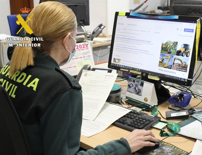 Una agente de la Guardia Civil investiga en Internet.