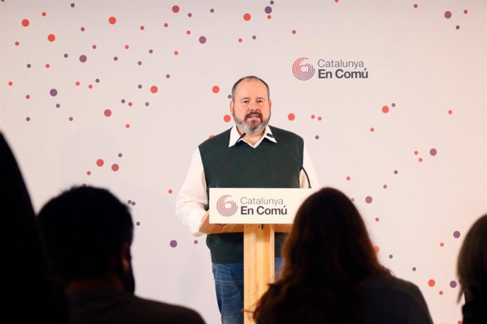 El portaveu dels comuns i diputat al Congrés, Joan Mena, en la roda de premsa
