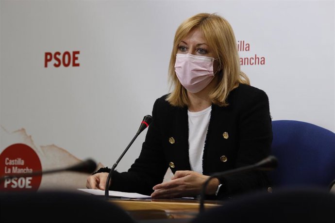 La portavoz del PSOE en C-LM, Ana Isabel Abengozar, en rueda de prensa.