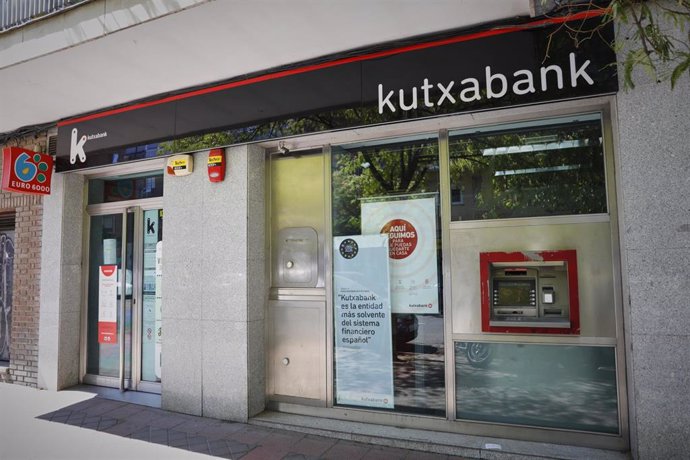 Archivo - Exterior de la sucursal del banco Kutxabank 