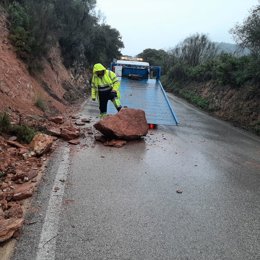 Un trabajador de la Diputación trabaja en una de las carreteras afectadas por desprendimientos por las lluvias de la borrasca Celia