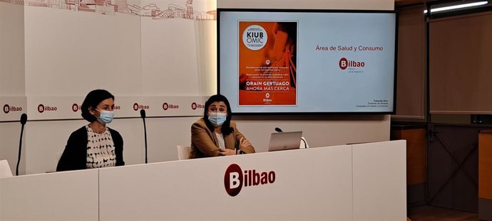 Yolanda Díez, edil de Salud y Consumo del Ayuntamiento de Bilbao, y la directora del Área, Ana Collia, presentan el balance de la OMIC de 2021.