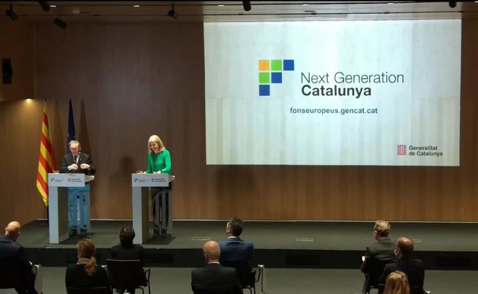 El conseller de Economía y Hacienda de la Generalitat, Jaume Giró, y la secretaria de Asuntos Económicos y Fondos Europeos, Matilde Villarroya.