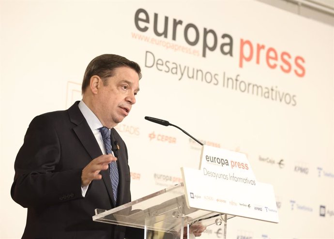 El ministro de Agricultura, Pesca y Alimentación, Luis Planas, interviene en un desayuno informativo de Europa Press, en el Hotel Villamagna, a 14 de marzo de 2022, en Madrid (España).