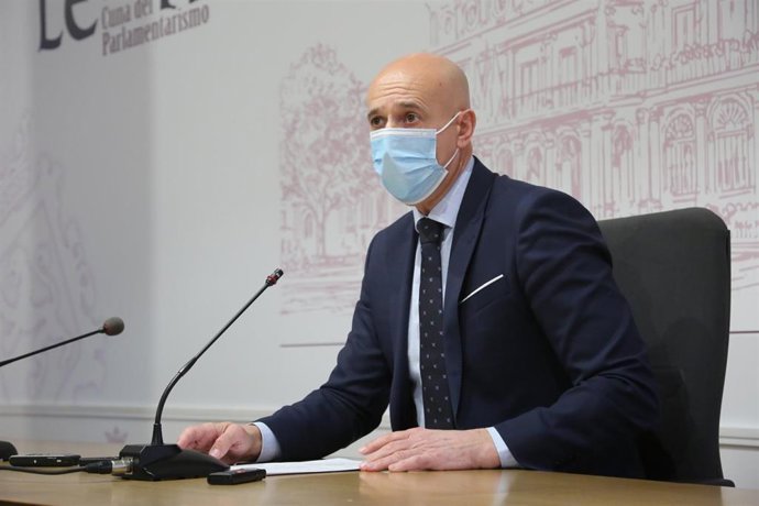 El alcalde de León, José Antonio Diez, durante la rueda de prensa en la que ha reclamado establecer bonos de trenes.