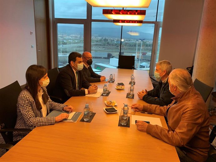 El consejero de Fomento, José Ramón Díez de Revenga, y el presidente de Froet, Pedro Díaz, durante la reunión mantenida sobre la línea de ayudas europeos para la transformación de la flota de vehículos de empresas de viajeros y mercancías