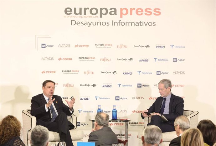 El ministro de Agricultura, Pesca y Alimentación, Luis Planas (i), y el director de Europa Press, Javier García Vila, en un desayuno informativo de Europa Press, en el Hotel Villamagna, a 14 de marzo de 2022, en Madrid (España).