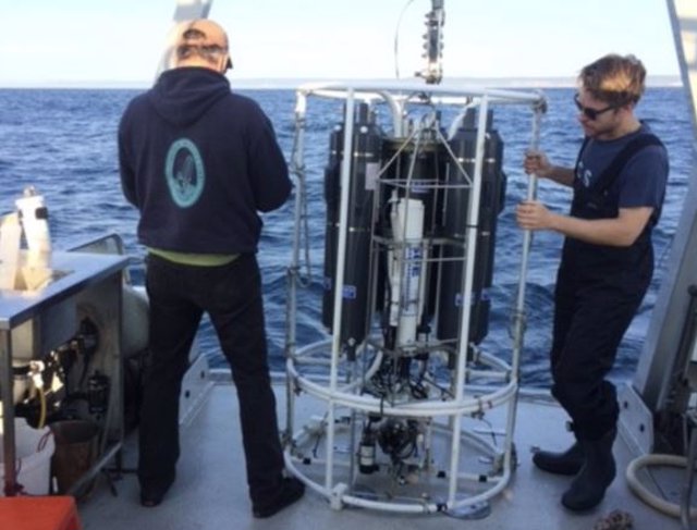 Los investigadores se preparan para lanzar un equipo de muestreo en Port Hacking, al este de Australia.