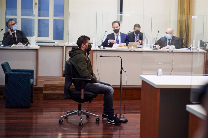 Archivo - El conductor acusado por el accidente mortal de la rotonda de Corbán (Santander), durante un juicio en la Audiencia Provincial de Santander