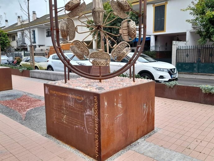 Uno de los pedestales pintados con tiza