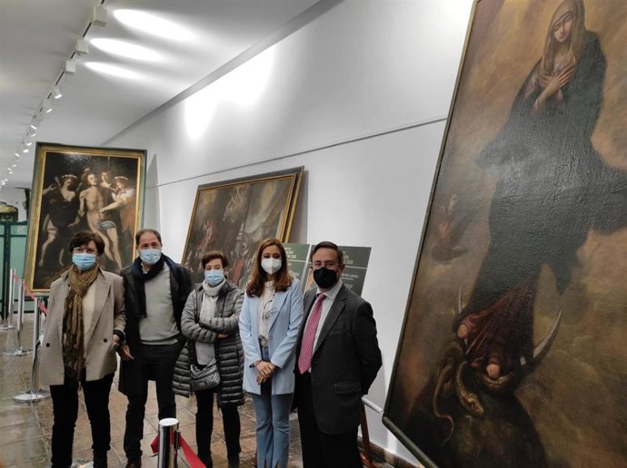La delegada de Gobierno Interior de la Diputación de Córdoba, Felisa Cañete (segunda por la dcha.), junto a restauradores y responsables del Servicio de Patrimonio, presentan las obras restauradas.