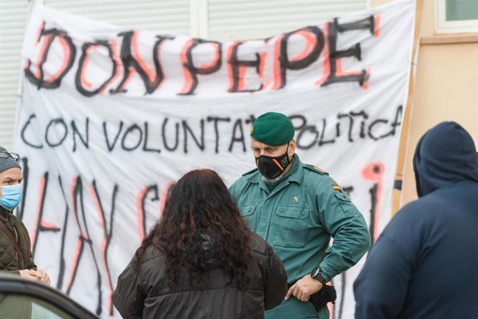 Archivo - Un agente en el desalojo forzoso de las familias que viven en los apartamentos Don Pepe, a 17 de diciembre de 2021, en Es Codolar, Sant Josep de sa Talaia, Ibiza, (España).